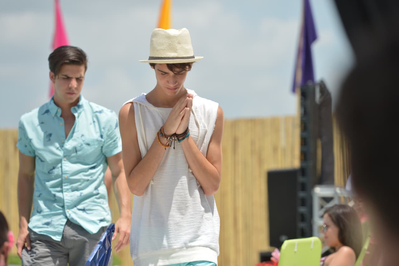 Los chicos de La Banda se 'pelearon' por una chica durante la grabación del video 'Shut Up And Dance'. Este video fue la primera vez de Sebastián besando a una chica. OMG! ¿Hizo bien la chica al escoger a Sebastián?