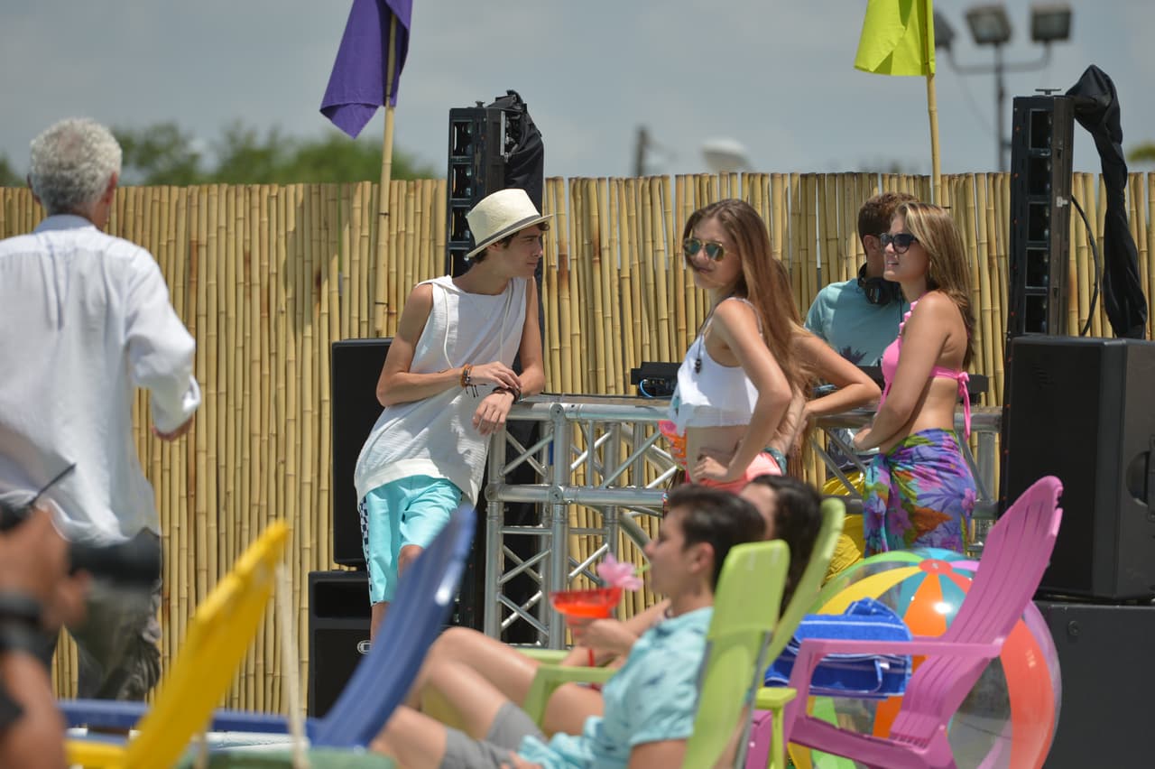 Los chicos de La Banda se 'pelearon' por una chica durante la grabación del video 'Shut Up And Dance'. Este video fue la primera vez de Sebastián besando a una chica. OMG! ¿Hizo bien la chica al escoger a Sebastián?