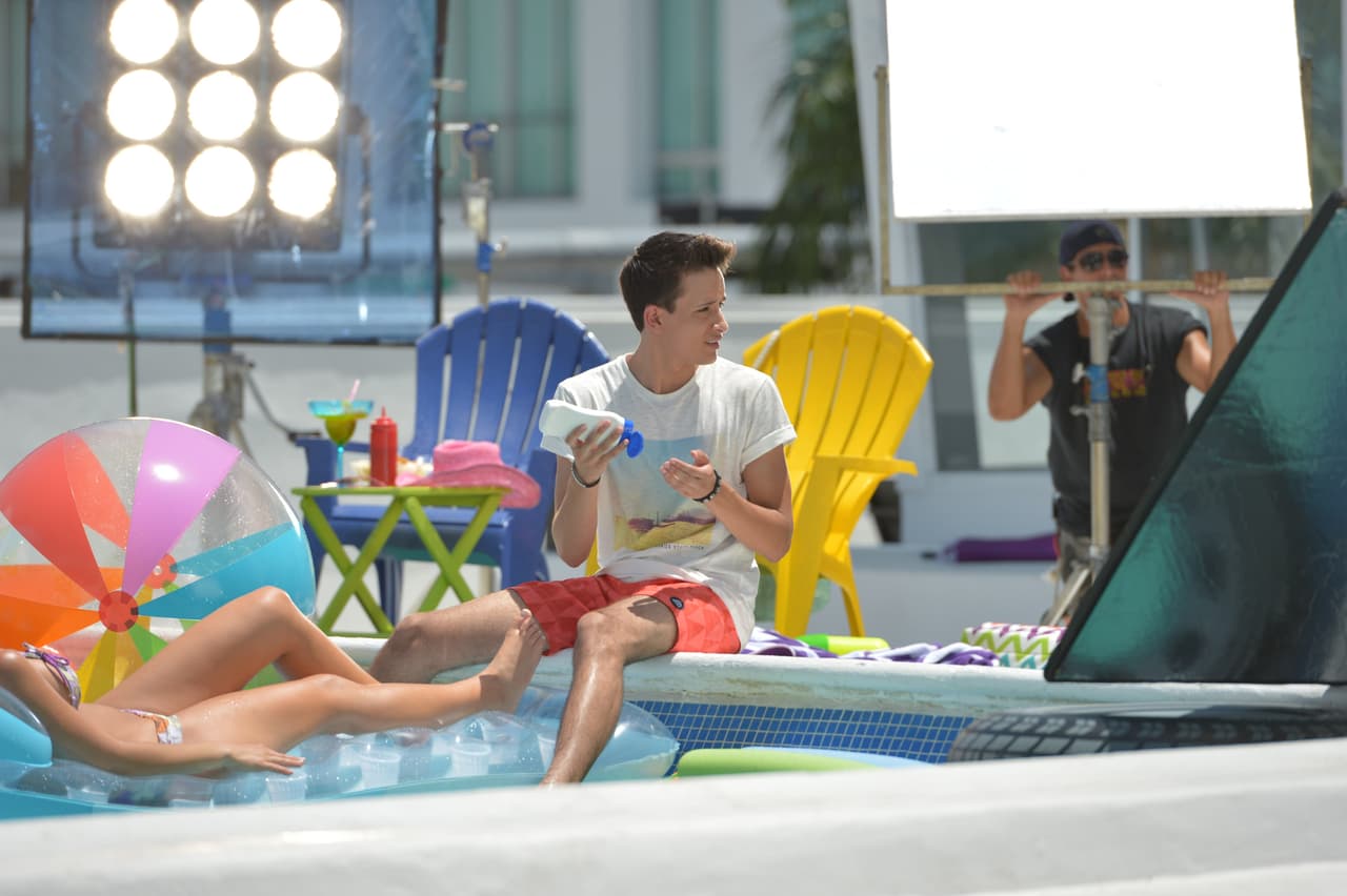 Los chicos de La Banda se 'pelearon' por una chica durante la grabación del video 'Shut Up And Dance'. Este video fue la primera vez de Sebastián besando a una chica. OMG! ¿Hizo bien la chica al escoger a Sebastián?