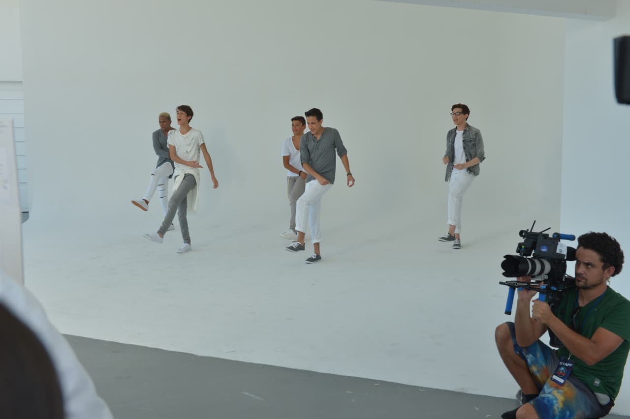 Los chicos de La Banda se 'pelearon' por una chica durante la grabación del video 'Shut Up And Dance'. Este video fue la primera vez de Sebastián besando a una chica. OMG! ¿Hizo bien la chica al escoger a Sebastián?