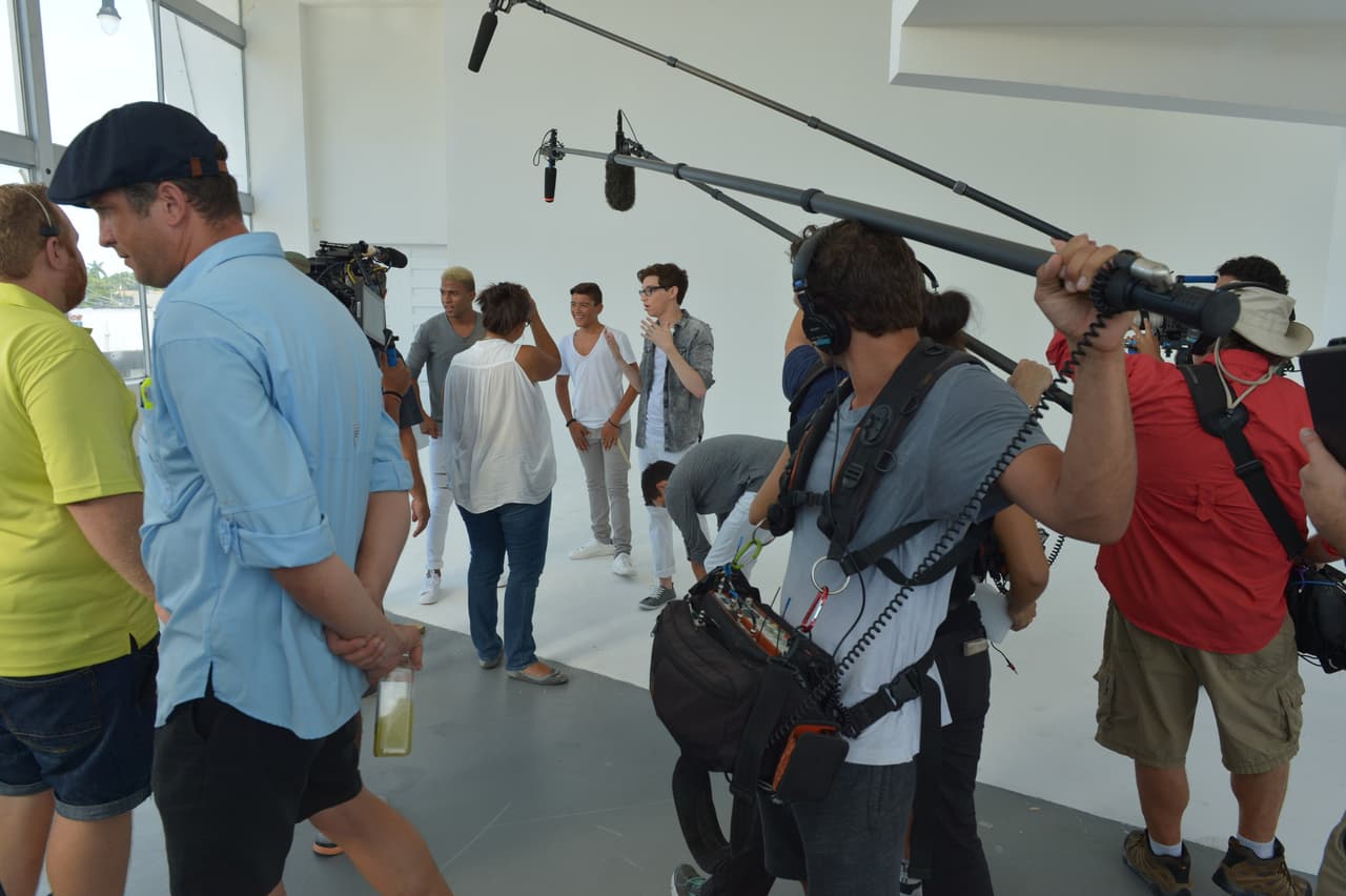 Los chicos de La Banda se 'pelearon' por una chica durante la grabación del video 'Shut Up And Dance'. Este video fue la primera vez de Sebastián besando a una chica. OMG! ¿Hizo bien la chica al escoger a Sebastián?