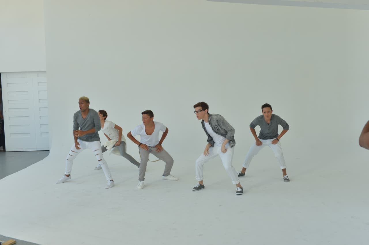 Los chicos de La Banda se 'pelearon' por una chica durante la grabación del video 'Shut Up And Dance'. Este video fue la primera vez de Sebastián besando a una chica. OMG! ¿Hizo bien la chica al escoger a Sebastián?