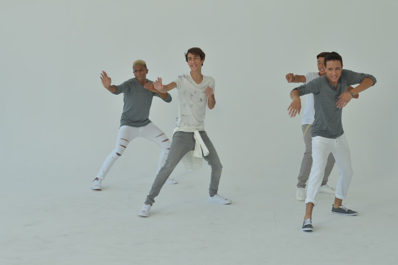 Los chicos de La Banda se 'pelearon' por una chica durante la grabación del video 'Shut Up And Dance'. Este video fue la primera vez de Sebastián besando a una chica. OMG! ¿Hizo bien la chica al escoger a Sebastián?