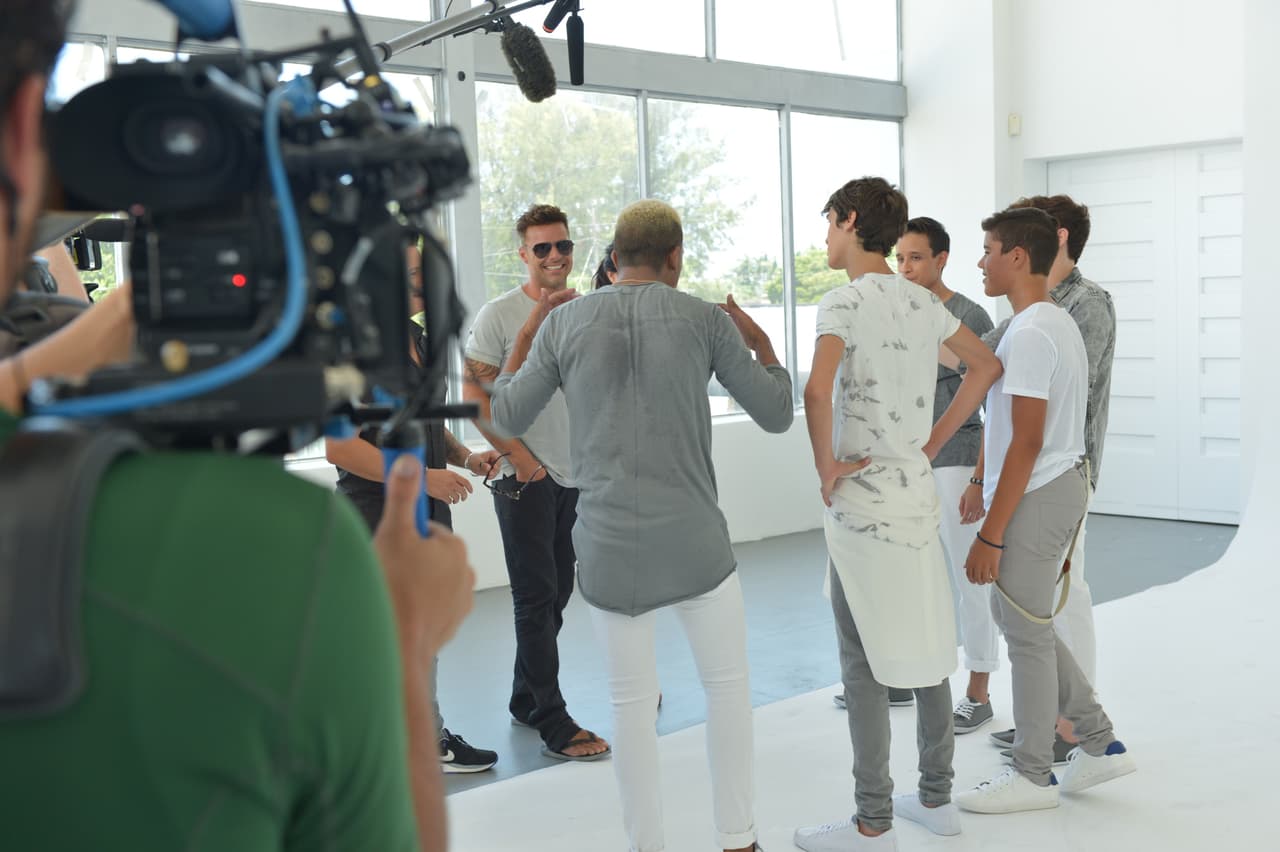 Los chicos de La Banda se 'pelearon' por una chica durante la grabación del video 'Shut Up And Dance'. Este video fue la primera vez de Sebastián besando a una chica. OMG! ¿Hizo bien la chica al escoger a Sebastián?