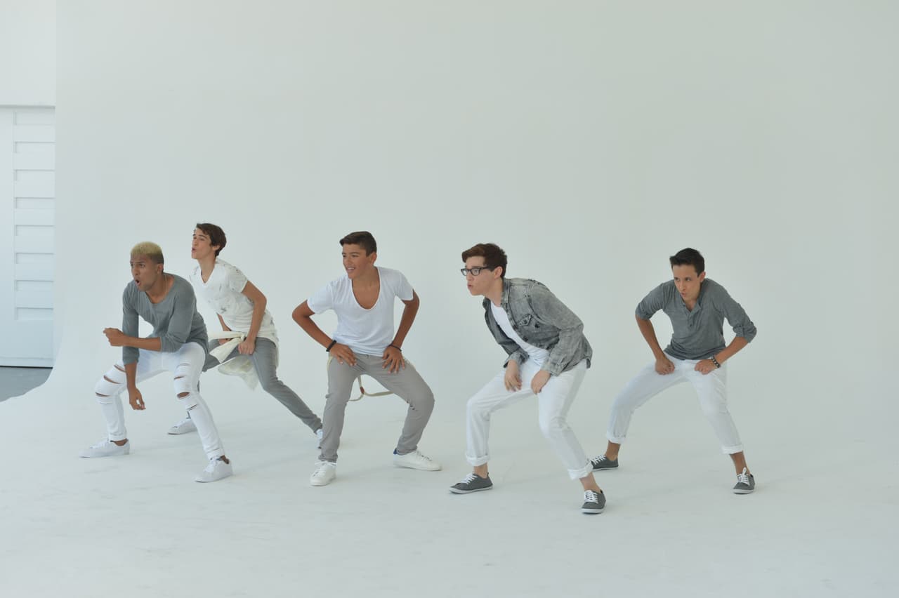 Los chicos de La Banda se 'pelearon' por una chica durante la grabación del video 'Shut Up And Dance'. Este video fue la primera vez de Sebastián besando a una chica. OMG! ¿Hizo bien la chica al escoger a Sebastián?