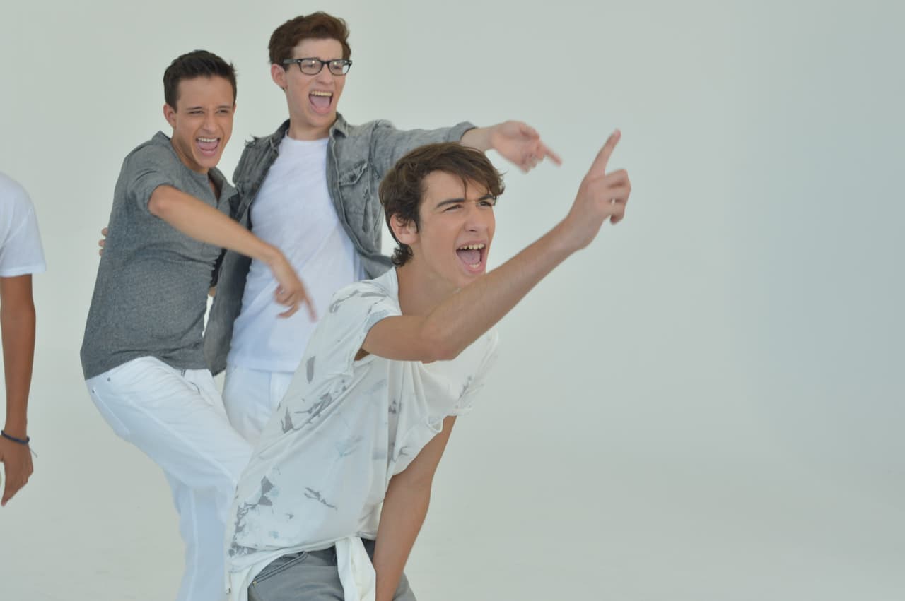 Los chicos de La Banda se 'pelearon' por una chica durante la grabación del video 'Shut Up And Dance'. Este video fue la primera vez de Sebastián besando a una chica. OMG! ¿Hizo bien la chica al escoger a Sebastián?