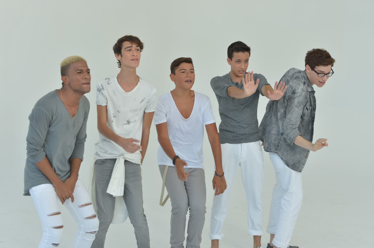 Los chicos de La Banda se 'pelearon' por una chica durante la grabación del video 'Shut Up And Dance'. Este video fue la primera vez de Sebastián besando a una chica. OMG! ¿Hizo bien la chica al escoger a Sebastián?