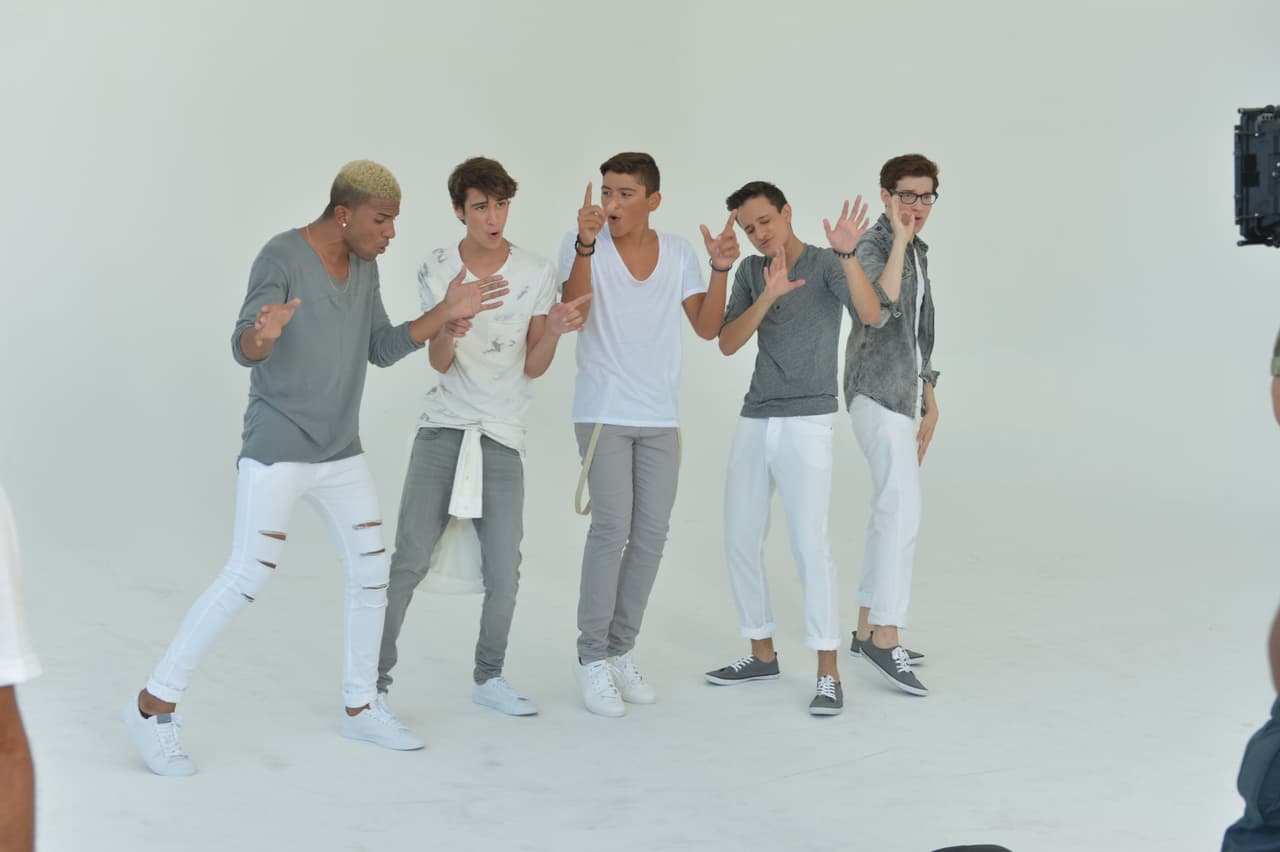 Los chicos de La Banda se 'pelearon' por una chica durante la grabación del video 'Shut Up And Dance'. Este video fue la primera vez de Sebastián besando a una chica. OMG! ¿Hizo bien la chica al escoger a Sebastián?