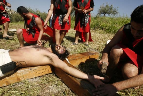 Los cristianos de todo el mundo conmemoran este viernes la crucifixión de Cristo, lo que lleva a su resurrección en la Pascua.