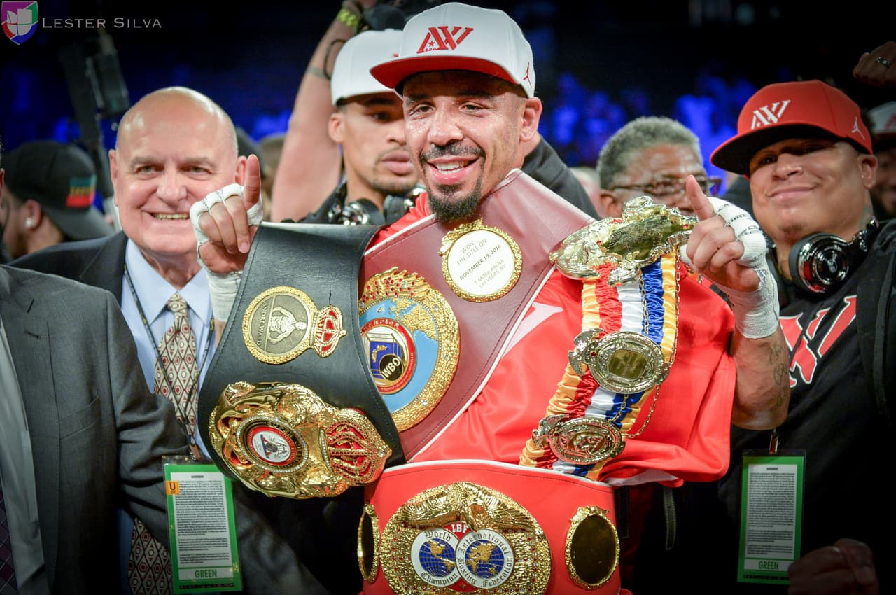 El estadounidense noqueó al ruso en el octavo asaltó y dio muestra de su gran poderío, reteniendo así los cetros de la AMB, OMB y FIB.