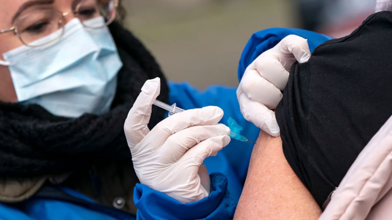 ¿Puede un empleador obligarte a vacunarte contra el covid-19 (o despedirte si te niegas)?