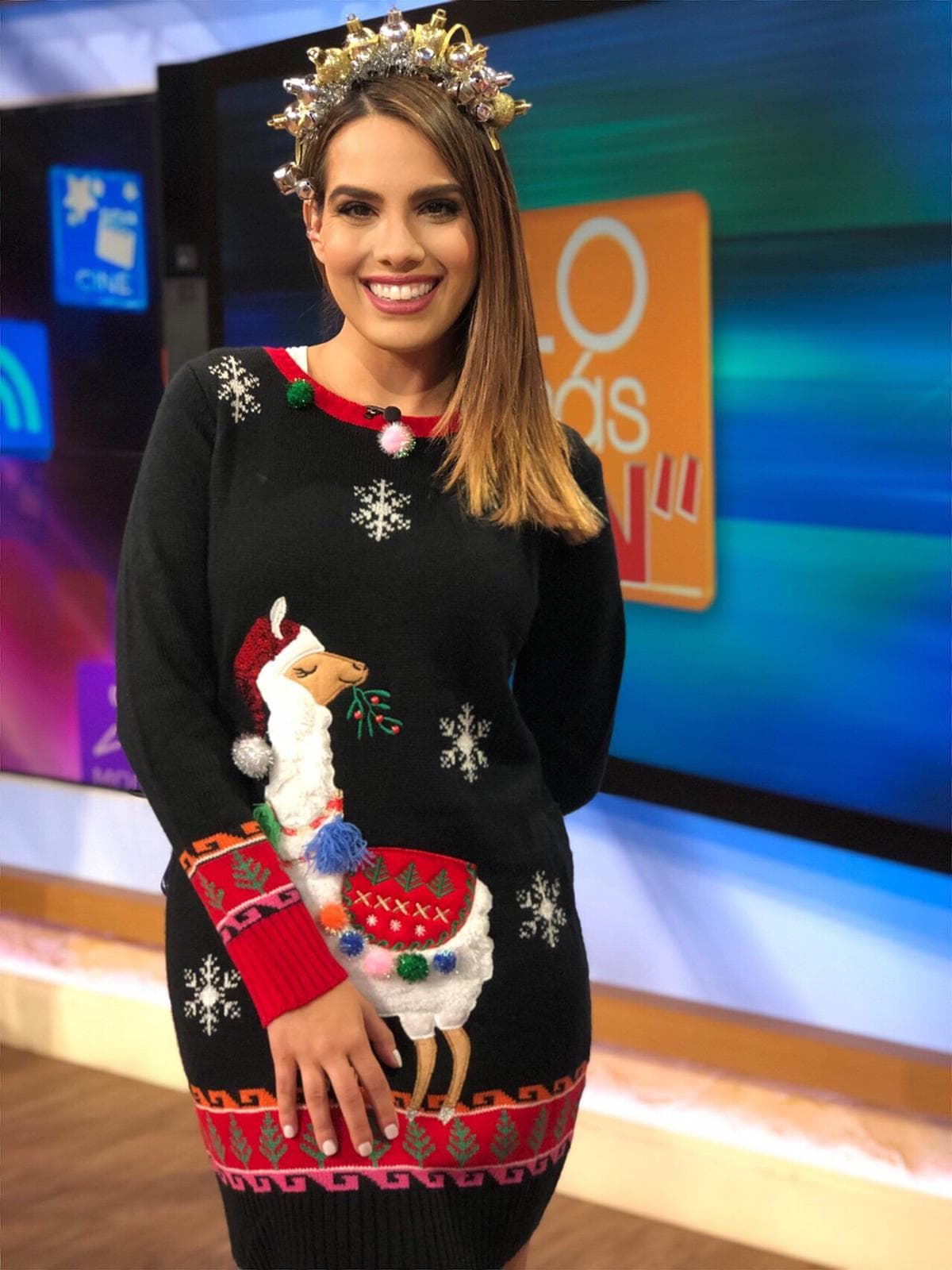 Andrea Chediak optó por un vestido estilo suéter con una oveja muy navideña.