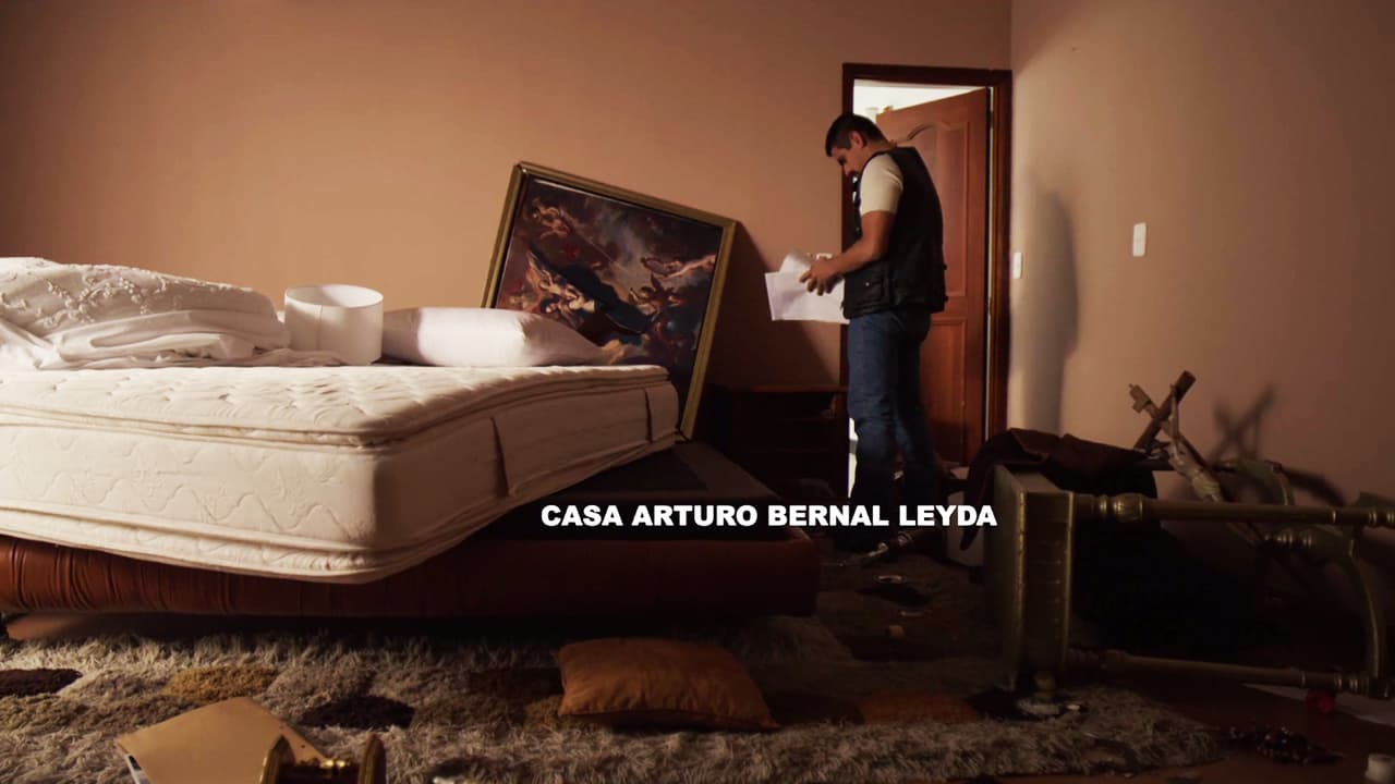 Meanwhile, in Culiacán, 
<b><a href="http://www.univision.com/series/el-chapo/alejandro-aguilar-is-tono-in-el-chapo">Toño</a></b> was inspecting one of Arturo Bernal Leyda’s safe houses without being able to find info on his whereabouts.