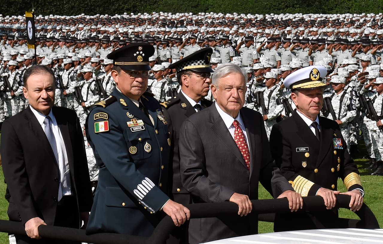 <h2 class="cms-H2-H2">21. México elige nuevo presidente de la Suprema Corte en medio de un escándalo de plagio</h2>
<br>
<br>La Suprema Corte de Justicia de México (SCJN) deberá elegir en sesión pública a su nuevo presidente o presidenta el próximo 2 de enero, pero la elección ha sido agitada por un escándalo de plagio que ha minado la reputación de la ministra Yasmín Escobedo, casada con el empresario José María Riobóo, uno de los contratistas más privilegiados en los gobiernos del presidente Andrés Manuel López Obrador.
<br>
<br>La Universidad Nacional Autónoma de México (UNAM) citó a los implicados en el posible plagio de la tesis de licenciatura de Esquivel, en uno de los escándalos más graves del Poder Judicial mexicano en memoria reciente. El destino de la Suprema Corte de México es de especial atención por la insistencia del presidente López Obrador de restar autonomía
<a href="https://www.univision.com/shows/noticiero-univision/al-grito-de-el-ine-no-se-toca-miles-de-mexicanos-marchan-contra-la-reforma-electoral-de-amlo-video">al Instituto Nacional Electoral</a>, el organismo que organiza las elecciones, y cuyo destino podría acabar a manos del Poder Judicial.