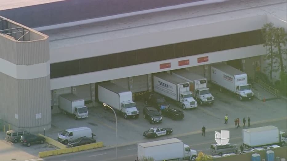 El féretro del compositor llegó este lunes por la tarde a LAX.