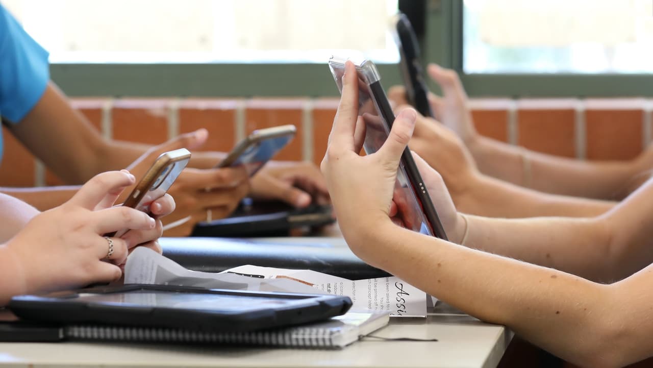 California restringirá celulares en escuelas a partir del 1 de julio: cómo impactará a estudiantes