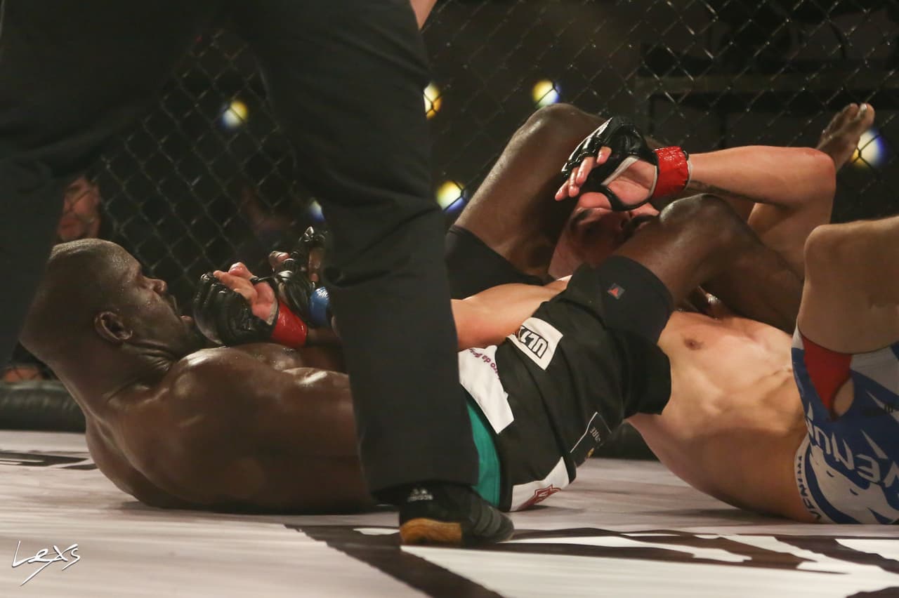 El brasileño, apodado ‘La pantera negra’ Adriano Capitulino demostró que tiene mucho por mostrar al lograr un triunfo sobre Yosdenis Cedeno por barra del brazo
<b>.</b>