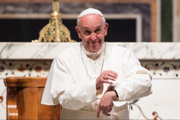 Francisco mira su reloj y gesticula disculpándose de no poder saludar a todos los asistentes al final de la oración de medio día.