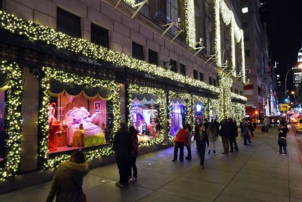 Las vitrinas navideñas de Saks FithAvenue están listas para ser admiradas por millones de visitantes. Con atuendos y accesorios lujosos que suman miles de dólares, las vitrinas se han convertido en un ícono de Nueva York. Mark Briggs, Jefe de Marketing y creativo para Saks Fifth Avenue, dijo en un comunicado que este año se han incorporado elementos nuevos , por lo que es una experiencia como ninguna otra ... una experiencia para recordar."