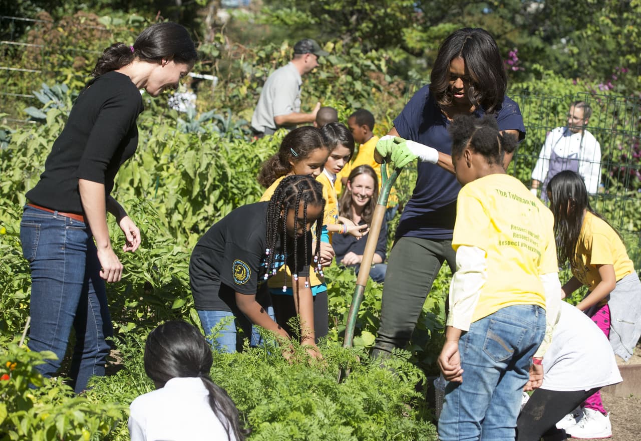 Michelle Obama y los estudiantes disfrutaron del arduo trabajo.