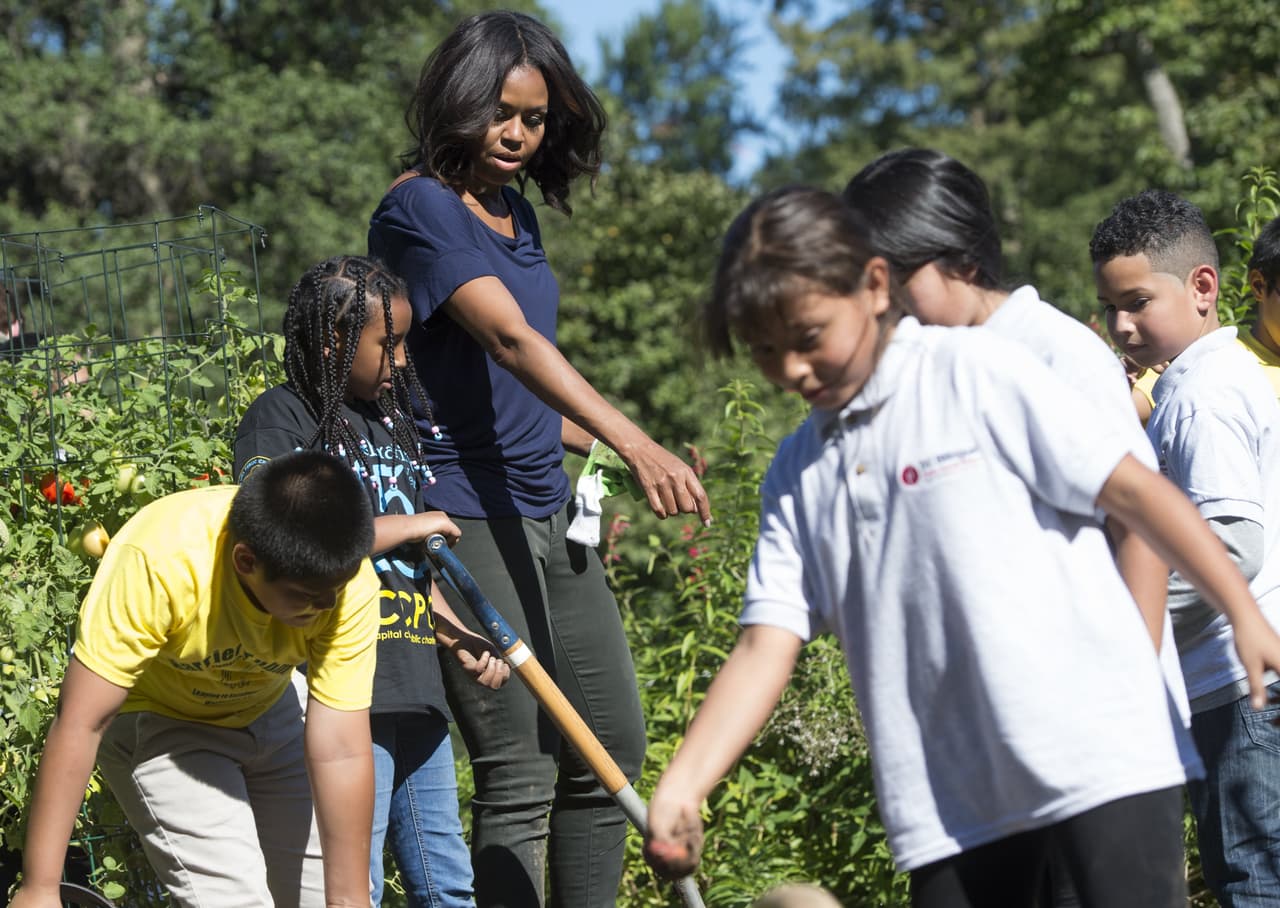 Michelle Obama sugirió a los jardines comunitarios alrededor de Estados Unidos plantar cinco tipos de vegetales: brócoli, espinacas, rábanos, lechuga y coles.