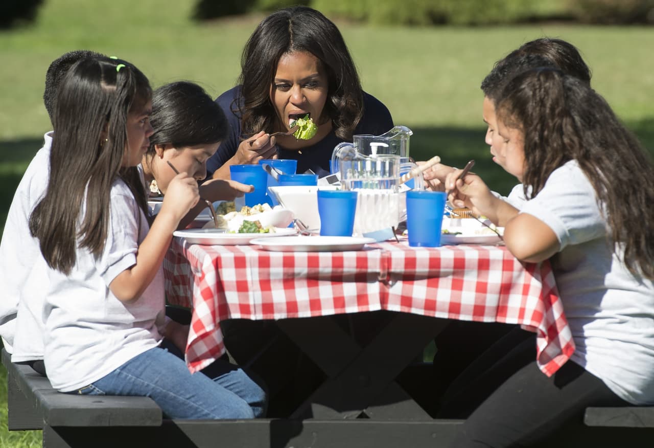 Los pequeños tuvieron un 'lunch' muy saludable al lado de la Primera Dama. ¡Qué envidia!