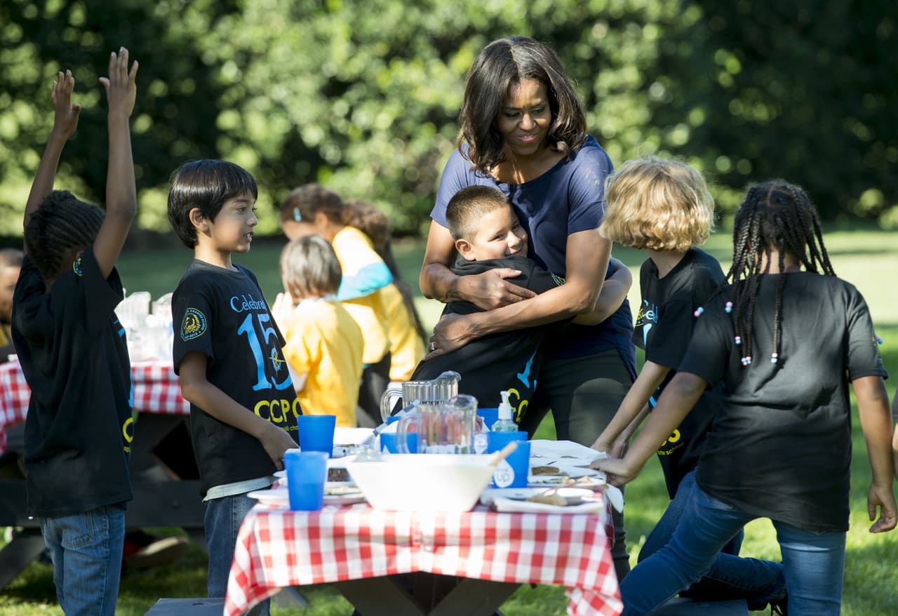 Por supuesto, ella repartió muchos abrazos y felicitaciones a los excelentes cosechadores que trabajaron a su lado.