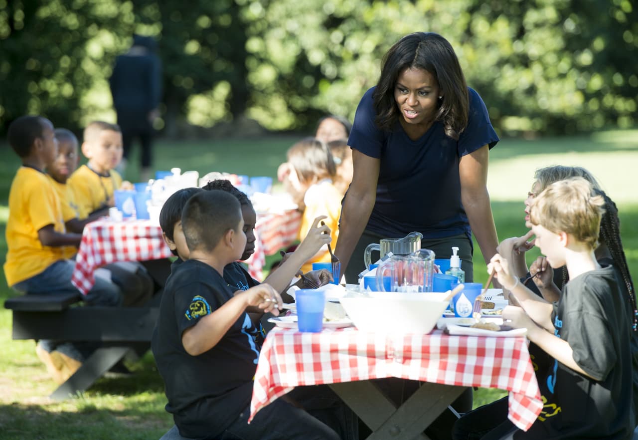 Probaron los vegetales en una deliciosa ensalada que ellos mismo se encargaron de hacer.
