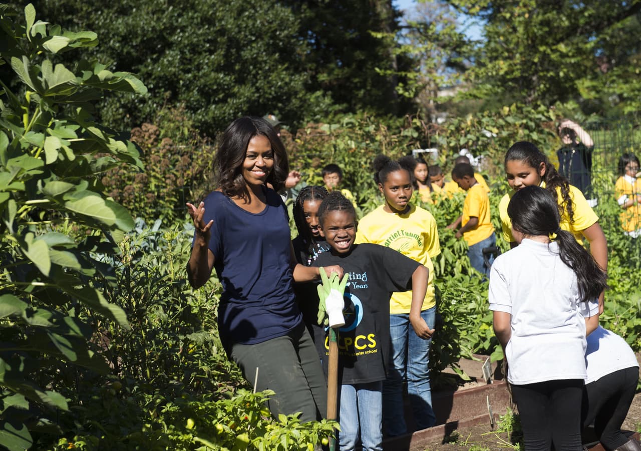 Afortunadamente tenía 'pequeños' grandes cosechadores a su lado.