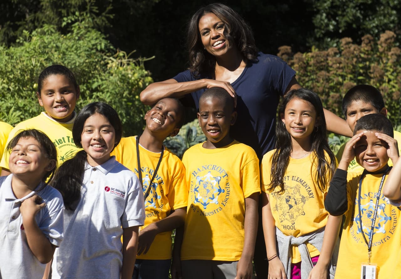 Después de una buena cosecha y un rico almuerzo, los niños y la Primera Dama aprovecharon para tomarse una foto. ¡Digan 'Veggies'!