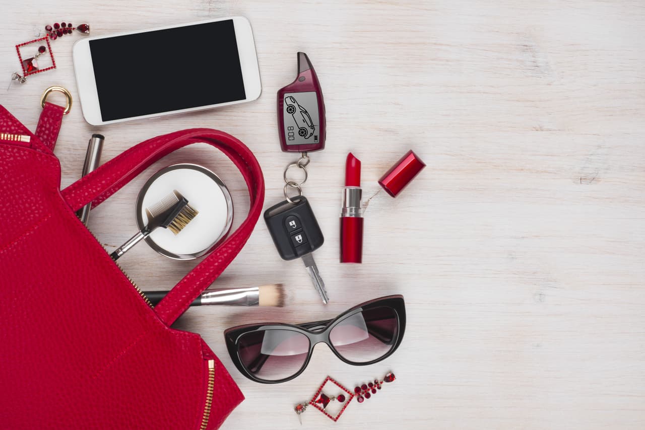 <b>Cualquier objeto suelto es un proyectil</b>
<br>La mayoría de los conductores tiene objetos sueltos al interior de su vehículo: botellas de agua, teléfonos celulares, laptops, llaves, juguetes, sin prestar atención a precauciones de seguridad ni considerar que cualquiera de ellos se convierte en un proyectil muy peligroso en caso de un impacto.