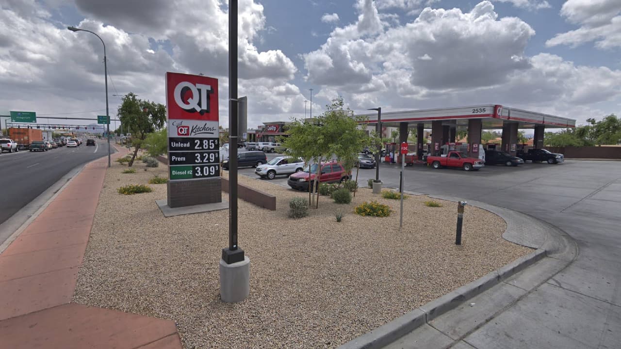 Policía de Phoenix busca a un hombre que robó un auto con un bebé adentro