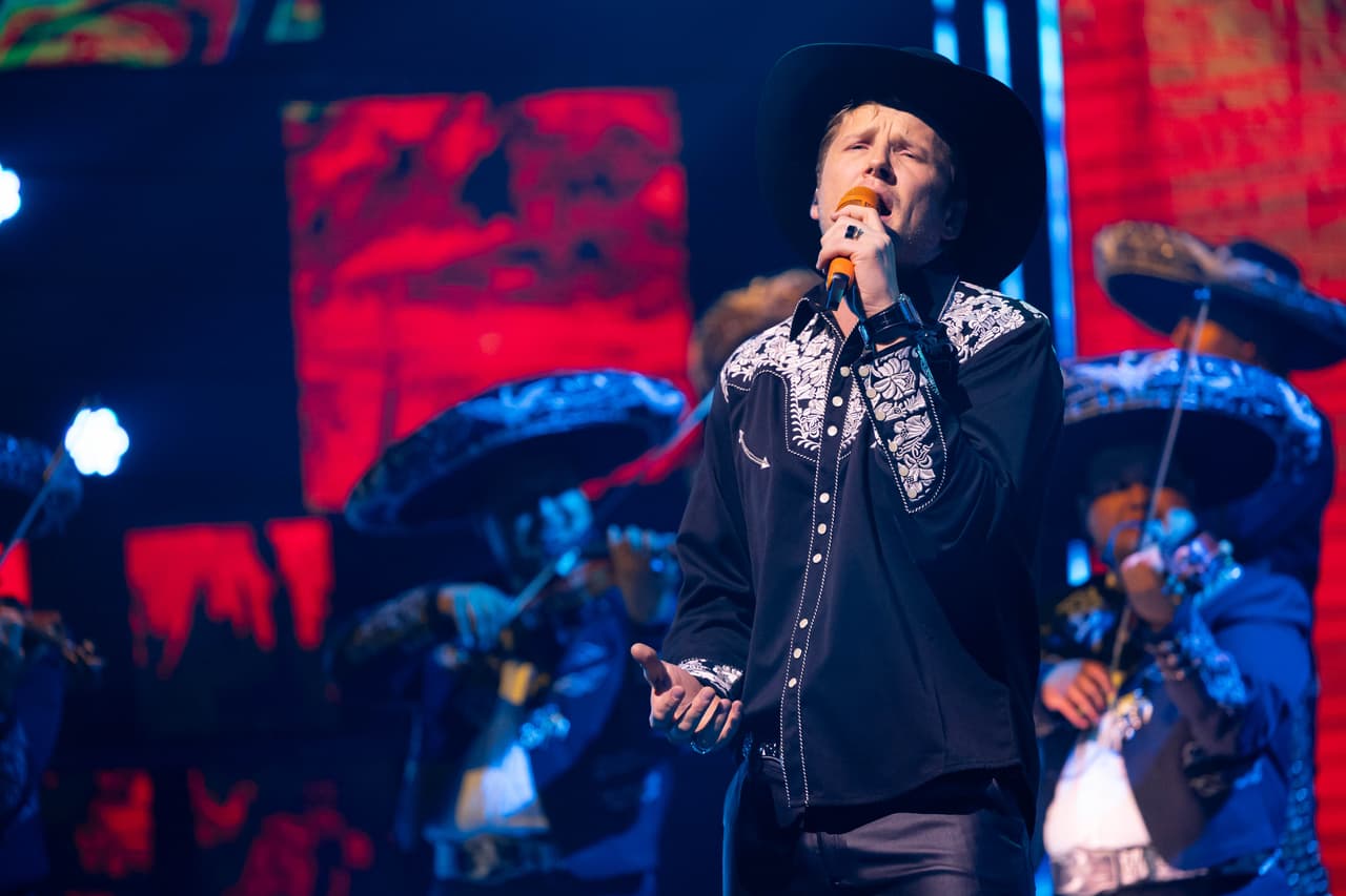 El beso de Mijares y Yahir, Emmanuel en tanga y grandes invitados: así fue la gran final de Juego de Voces