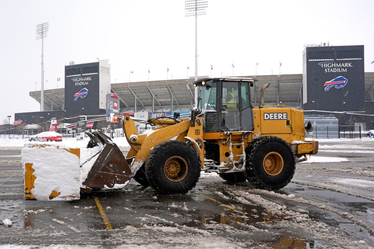 Para la limpieza del estadio fueron necesarios camiones de construcción y limpianieves. 
<br>
<br>