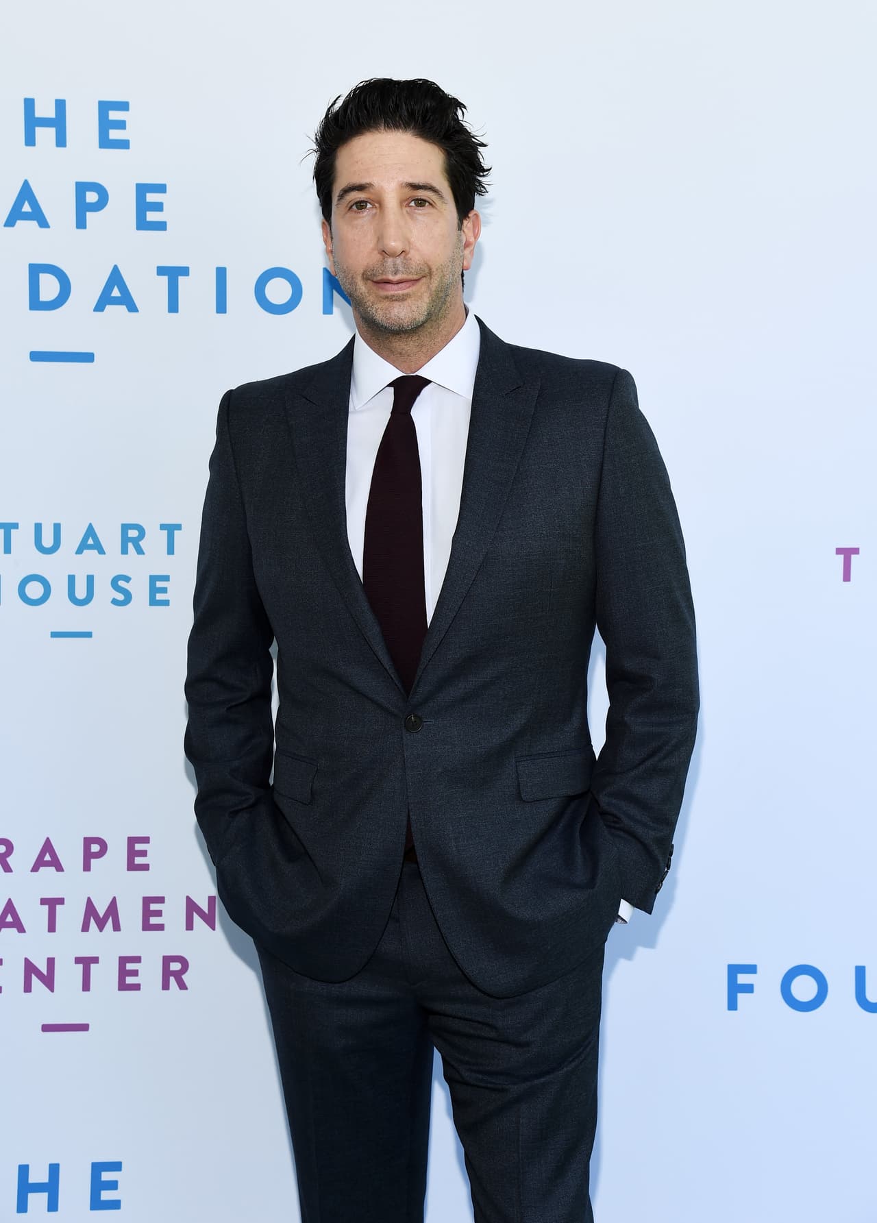 Tras el término de 'Friends', Schwimmer, de 54 años, continuó su carrera como actor en películas y series, pero también incursionó como director de cine y teatro. En 2007 fue nominado en la terna de Mejor Debut como Director en los British Independent Film Award por el filme 'Run fatboy run'. Entre sus trabajos más recientes se encuentra 'The People vs. O.J. Simpson: American Crime Story', en donde dio vida al abogado Robert Kardashian.
<br>