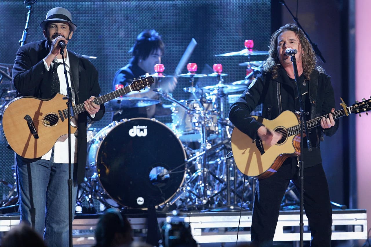 En los Latin GRAMMY del mismo año, Maná cantó con Juan Luis Guerra sus mayores éxitos, protagonizando el mejor momento de la noche.