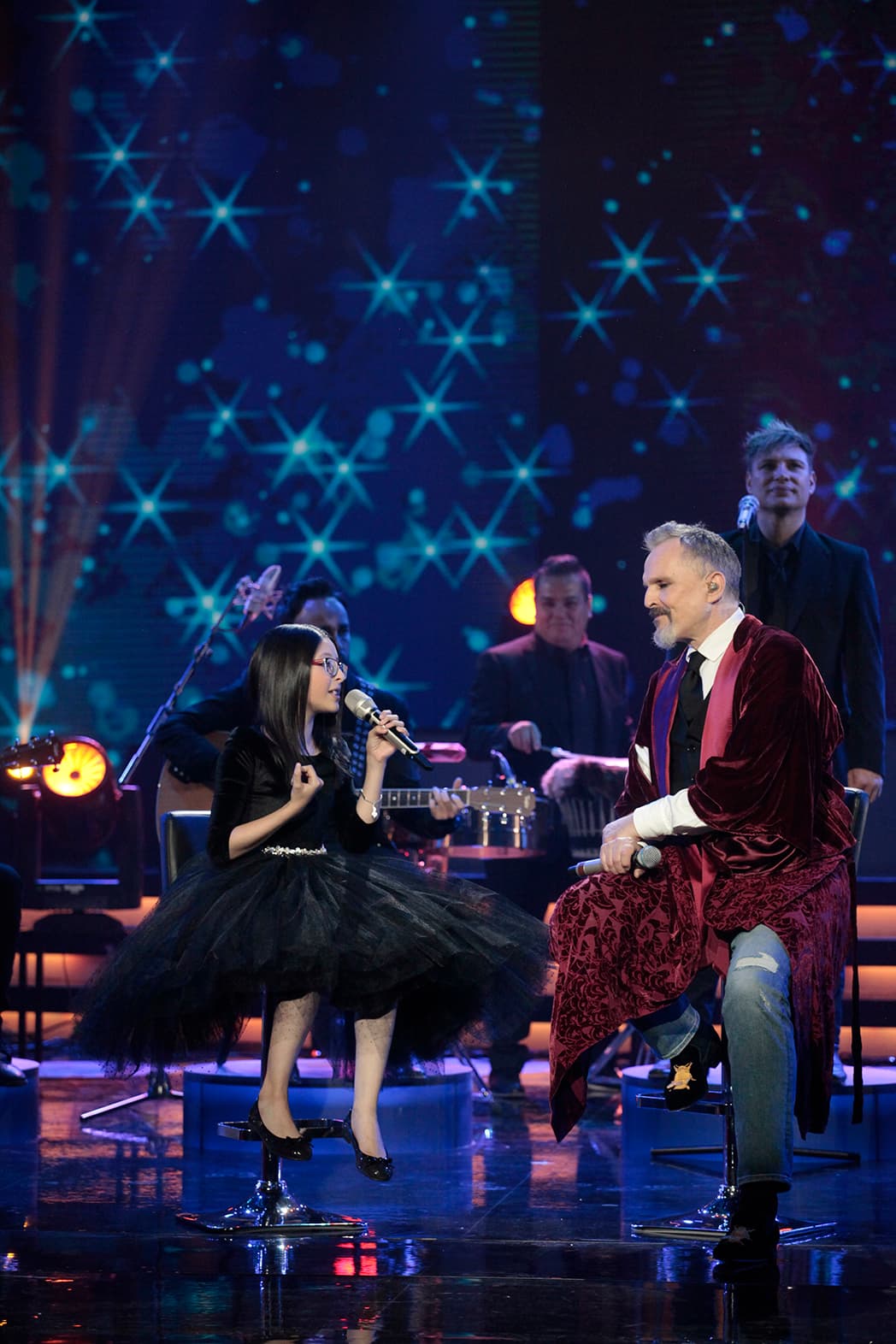 Él, por su parte, le prometió que le escribiría una canción para su primer disco.