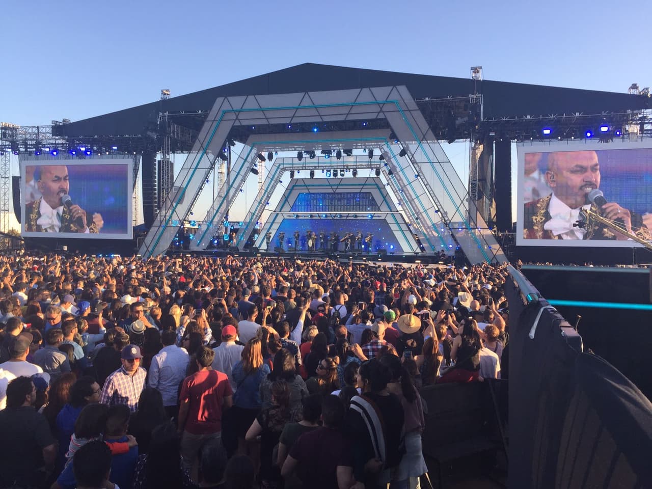 La presentación de Lupillo Rivera incluyó una interpretación con mariachi que gustó al público. Foto: David Maris.