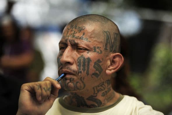 Por su parte, el ministro Munguía Payés también aclaró que el respaldo gubernamental a la iniciativa "no quiere decir que la Policía no va a estar vigilando", porque el Estado no va a renunciar a seguir persiguiendo el crimen".