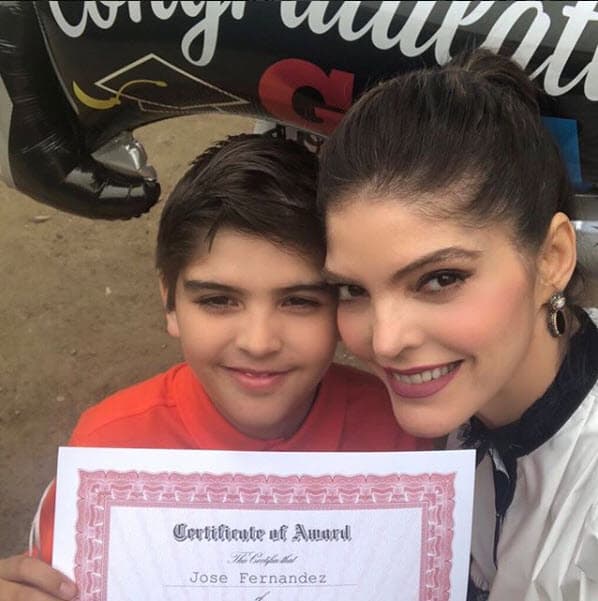 La cantante le dedicó un mensaje de amor el pasado 30 de mayo cuando le dieron un reconocimiento en la escuela: "En la vida pasa de todo, pero uno de los mejores momentos es cuando estamos al lado de nuestros seres queridos compartiendo sus logros. ¡Bravo @el_chemita_fdz_ugalde_! Estoy muy orgullosa de ti", escribió en Instagram.