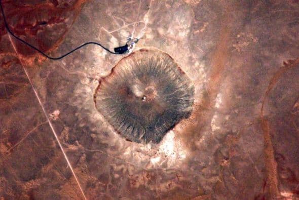 Pintoresco, pero sólo es una pequeña muestra del poder de destrucción cósmico. Un cráter en Barringer, EEUU. Foto: @ Astro_Alex