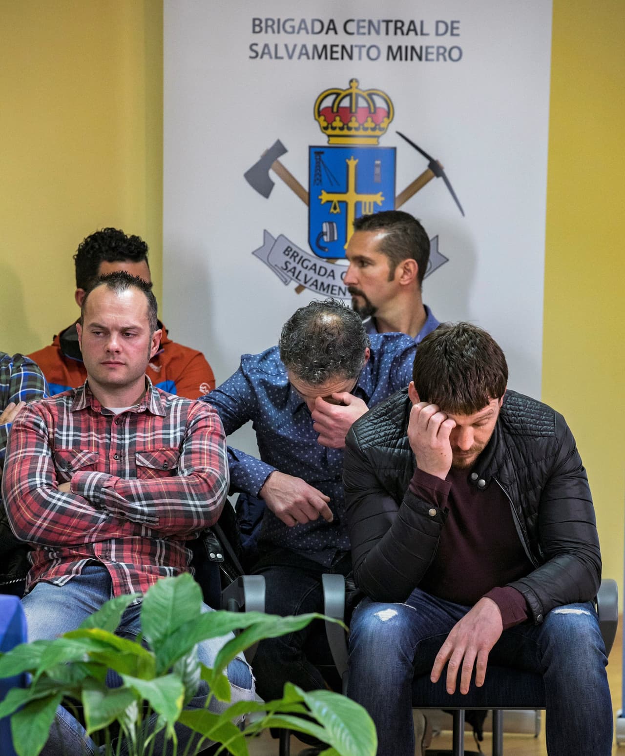 Los primeros
<b><a href="https://www.univision.com/noticias/rescate/cayo-de-pie-autopsia-apunta-a-que-el-nino-julen-murio-el-dia-en-que-se-fue-al-fondo-del-pozo">datos de la autopsia</a></b> permitieron saber que el niño sufrió politraumatismos al precipitarse de pie en el pozo, que sus brazos estaban hacia arriba y que presentaba erosiones compatibles con roces en la caída. En la imagen algunos rescatistas que participaron en el rescate del pequeño Julen.