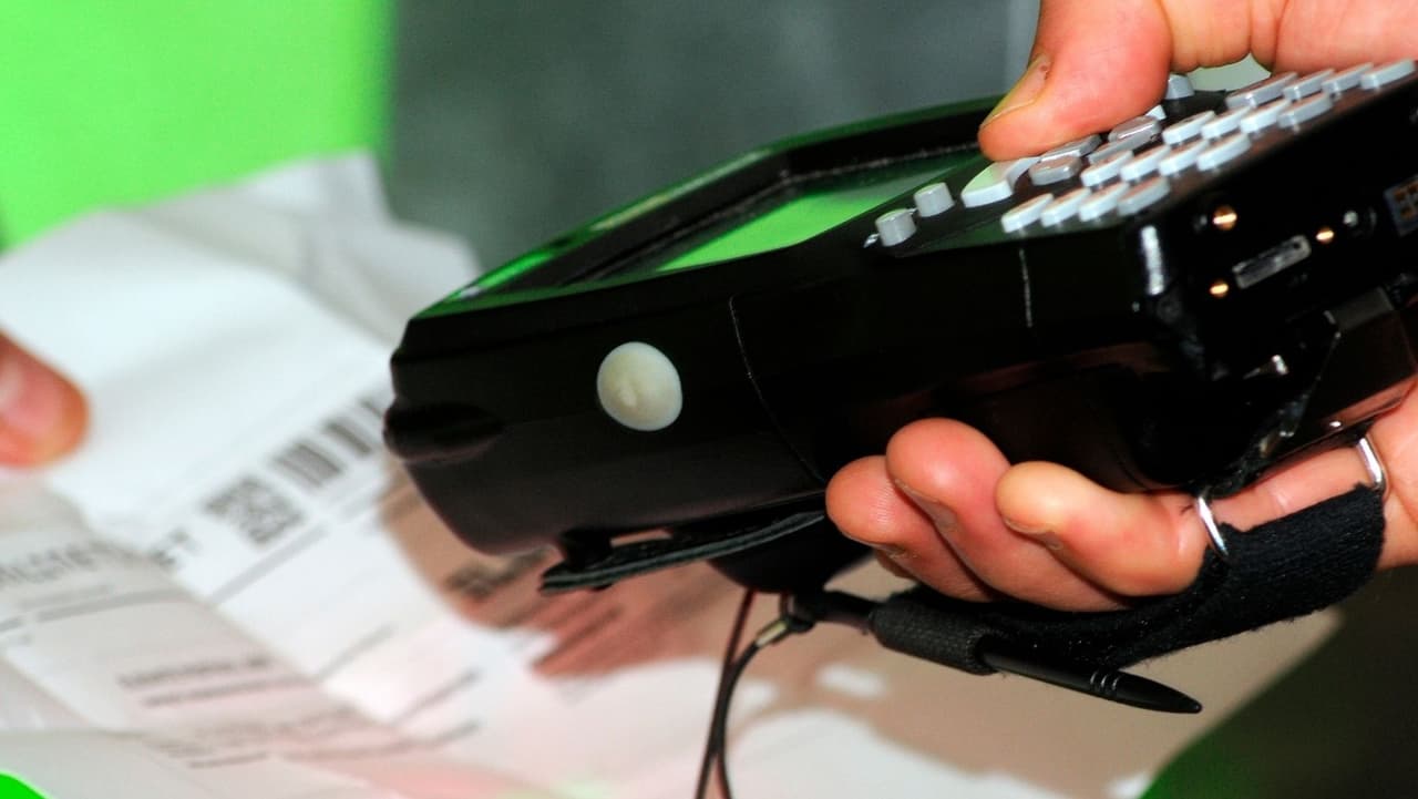 <b>No haga clic en los anuncios</b>:
<b> Google</b> ha hecho que los anuncios se parezcan más a resultados de búsqueda orgánicos en los últimos años, así que no haga clic en uno por error. Busque la palabra "Anuncio" junto a la dirección del sitio web antes de seguir el enlace.