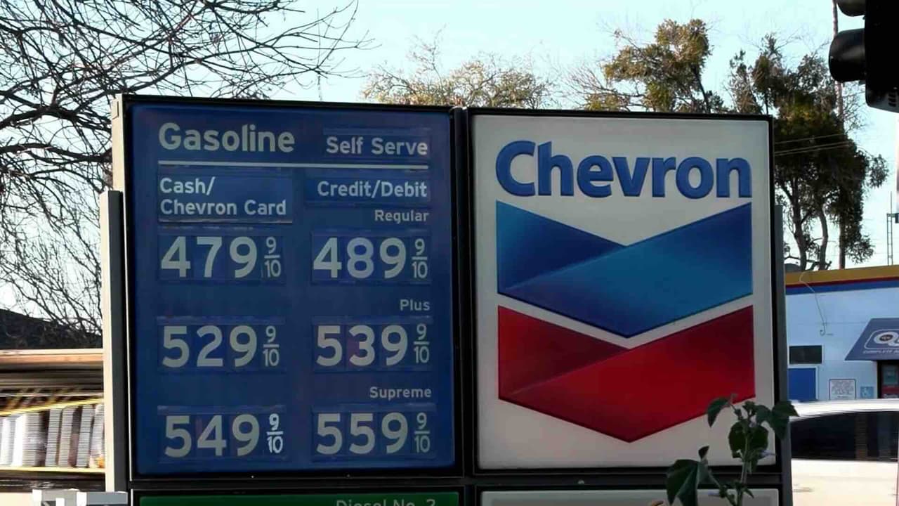Precio de la gasolina en California sube 11% en una semana por conflicto en Irán