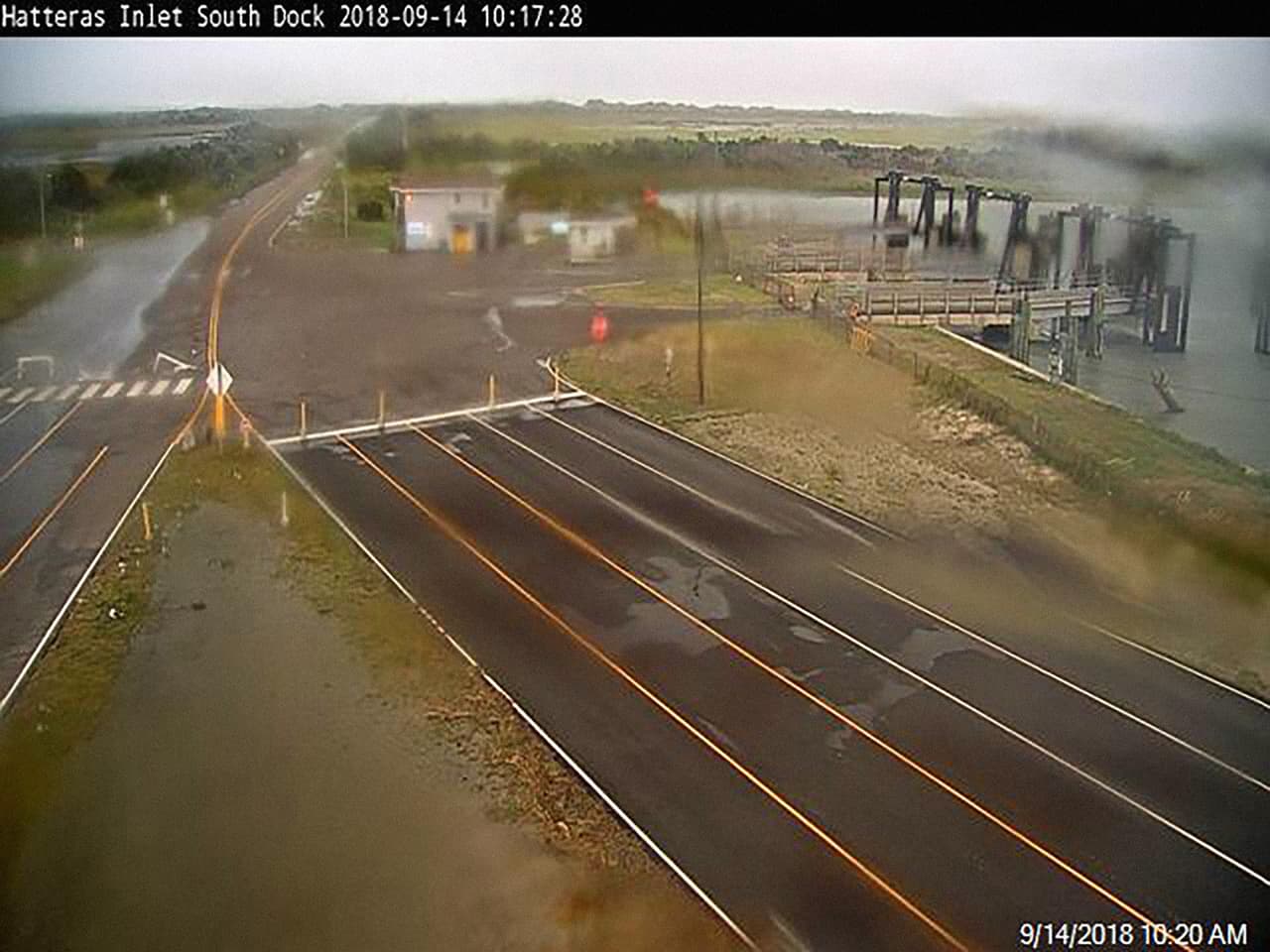 Una calle inundada en Hatteras, Carolina del Norte. A pesar de que ha descendido su intensidad, Florence sigue siendo un peligroso huracán.