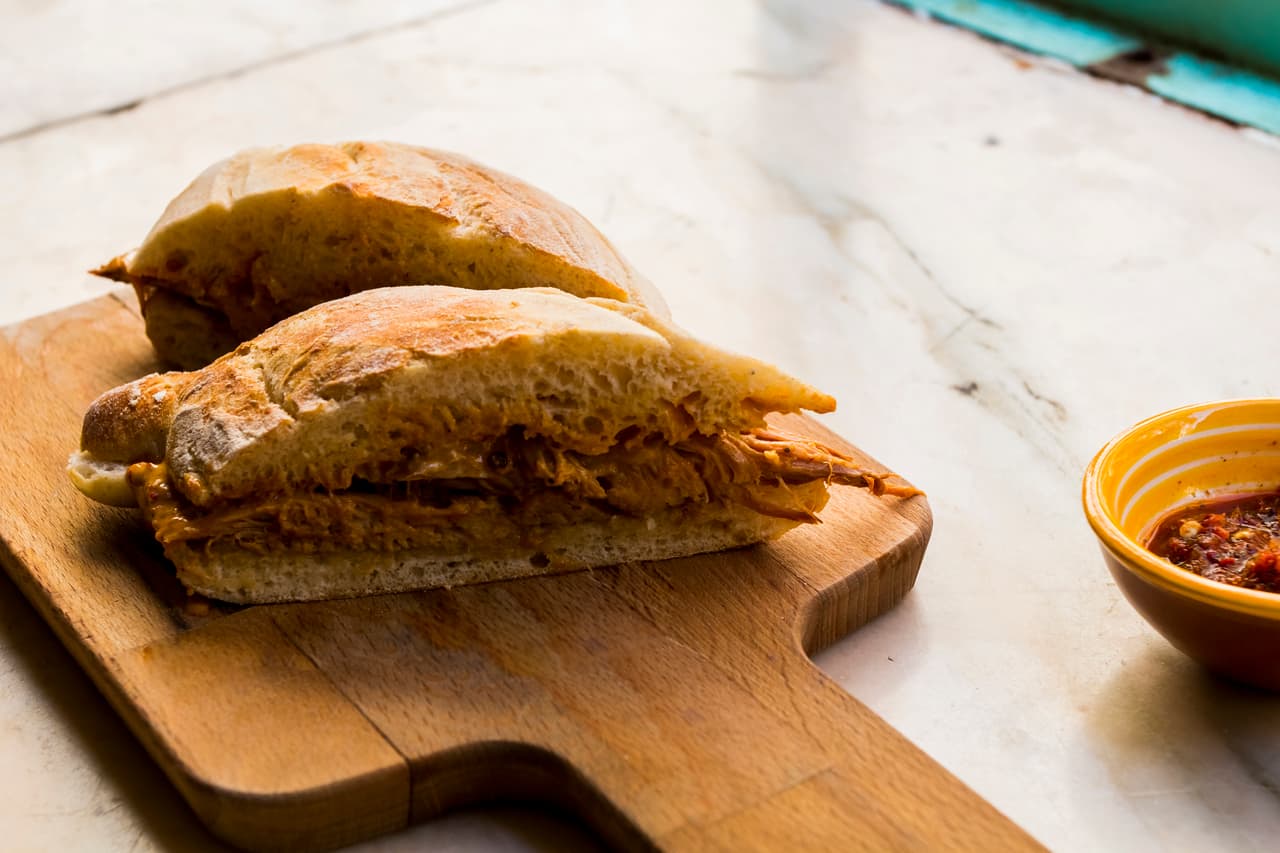 <b>Puesto 9. Prego</b>
<br>
<br>Este sándwich portugués se prepara con finas rebanadas de carne de res sazonadas con ajo y fritas con cebollas y vino, y luego se colocan dentro de un panecillo. La palabra ‘prego’ significa ‘clavo’ y se cree que se refiere al acto de machacar o clavar rodajas de ajo en los filetes.
<br>
<br>Aunque a veces se sirve sin condimentos, el prego generalmente se acompaña con mostaza y salsa picante, y ocasionalmente se cubre con un huevo frito. 
<br>