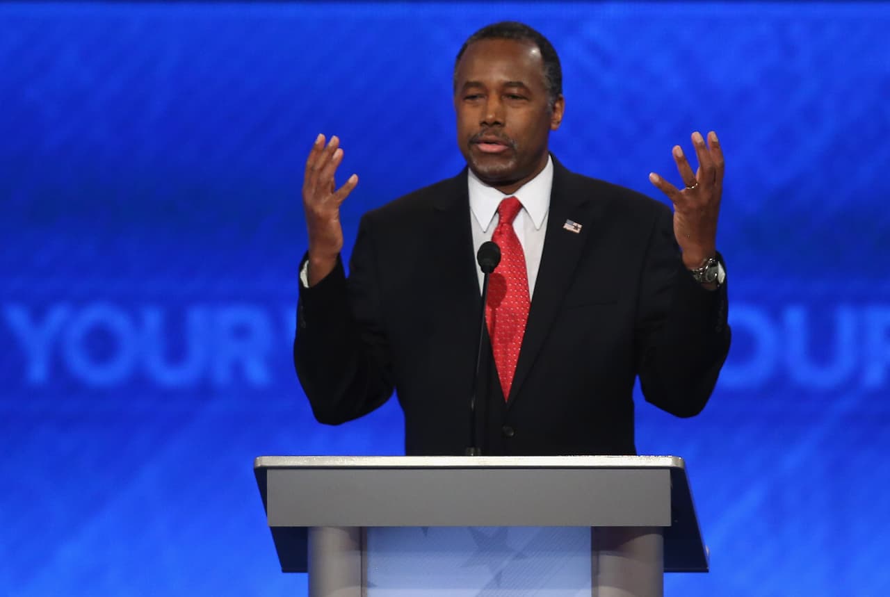 <b>"No escuché mi nombre" - </b>Durante el debate republicano en las primarias organizado por ABC en New Hampshire en febrero, Ben Carson hizo una entrada bastante torpe, lo que confundió a los demás candidatos y dejó dos podios vacíos al inicio del encuentro. Según el propio Carson, no escuchó su nombre cuando los moderadores le llamaron y se quedó en el vestíbulo de entrada. Mientras, sus competidores le pasaban por delante y alguien de logística le gritaba que siguiera.