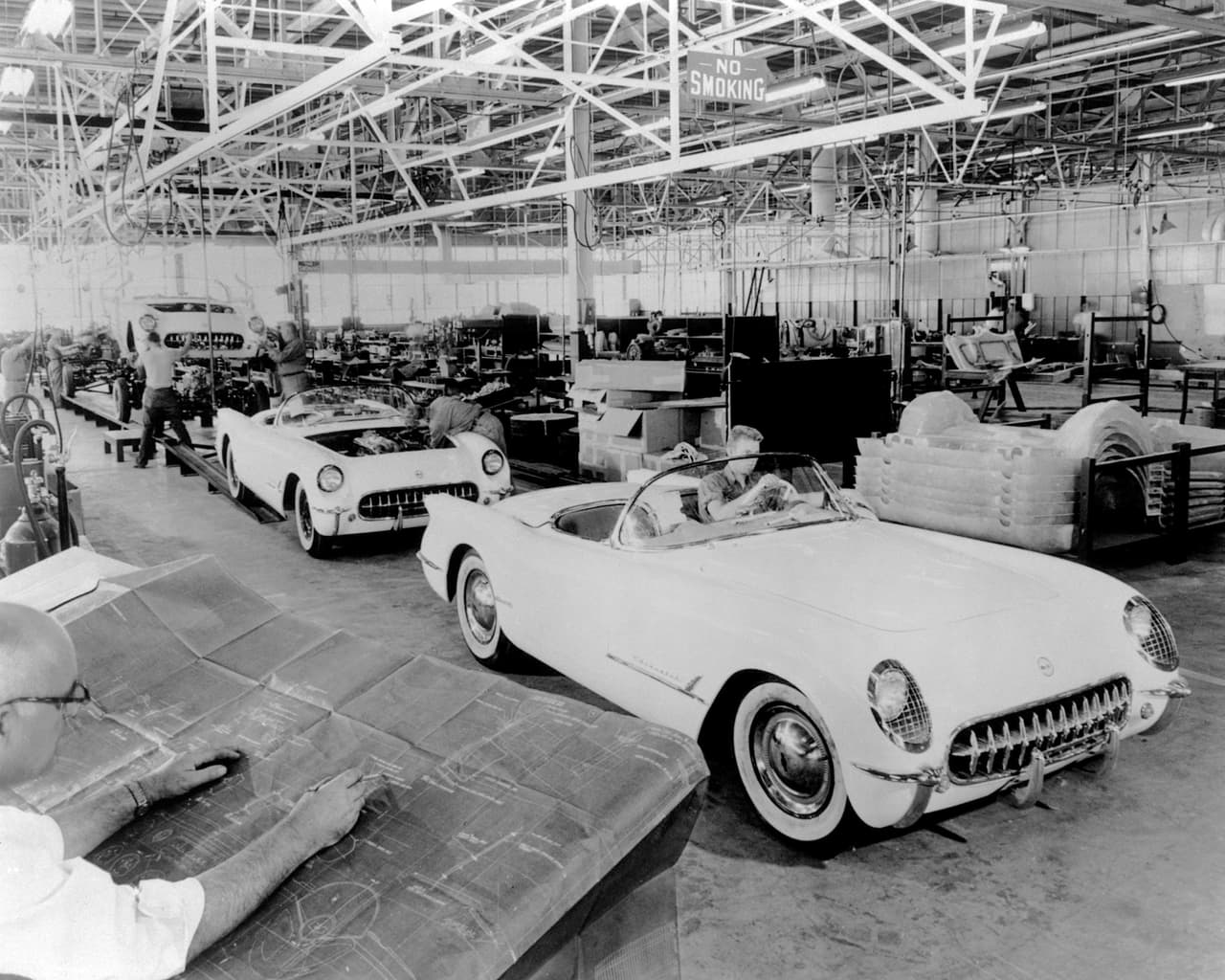 Los soldados que regresaban de Europa a mediados de los 40s con sus MG y Jaguar convertibles de dos puestos, crearon una sed por esos autos que no fue atendida hasta el lanzamiento del Chevrolet Corvette en 1953, el primer auto deportivo americano. Inicialmente el Corvette no tenía mucha potencia bajo el capó pero Chevrolet no tardo en subsanar esta falta, instalando enormes motores V8, iniciado así una leyenda que perdura hasta nuestros día.