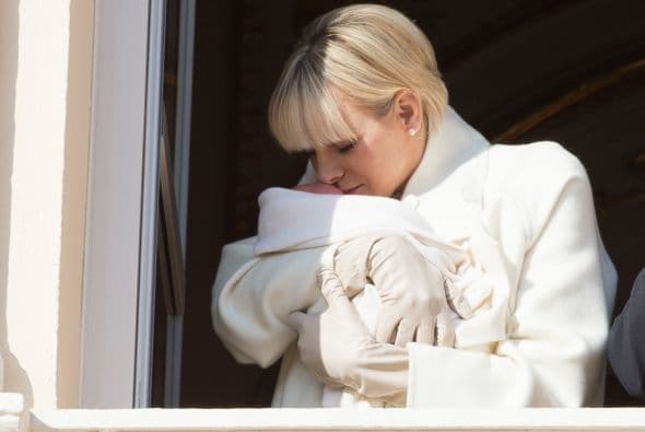 Otra mamá famosa que pertenece a la nobleza es la princesa Charlene de Mónaco, con sus mellizos Gabriela y Jaime.