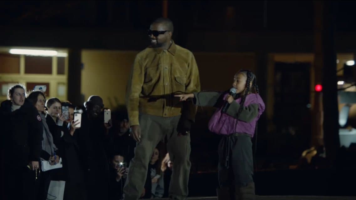 En medio del desfile North West, la primogénita de la pareja, hizo su debut como rapera. Sobre el escenario, rodeada de modelos y acompañada por su padre, North West hizo sus pininos en el rap, en el marco de uno de los eventos de moda más importantes del mundo.